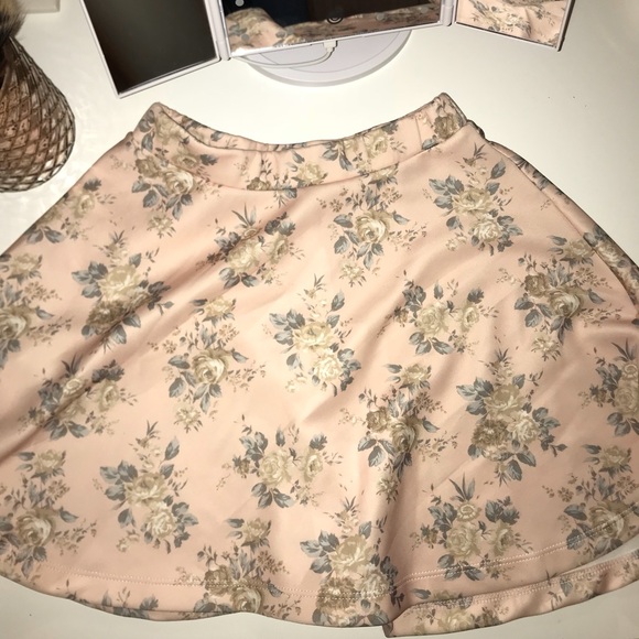 Super cute peach floral skirt! - Picture 1 of 4